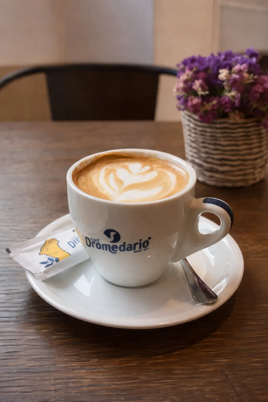 Café con leche con latte art y flores
