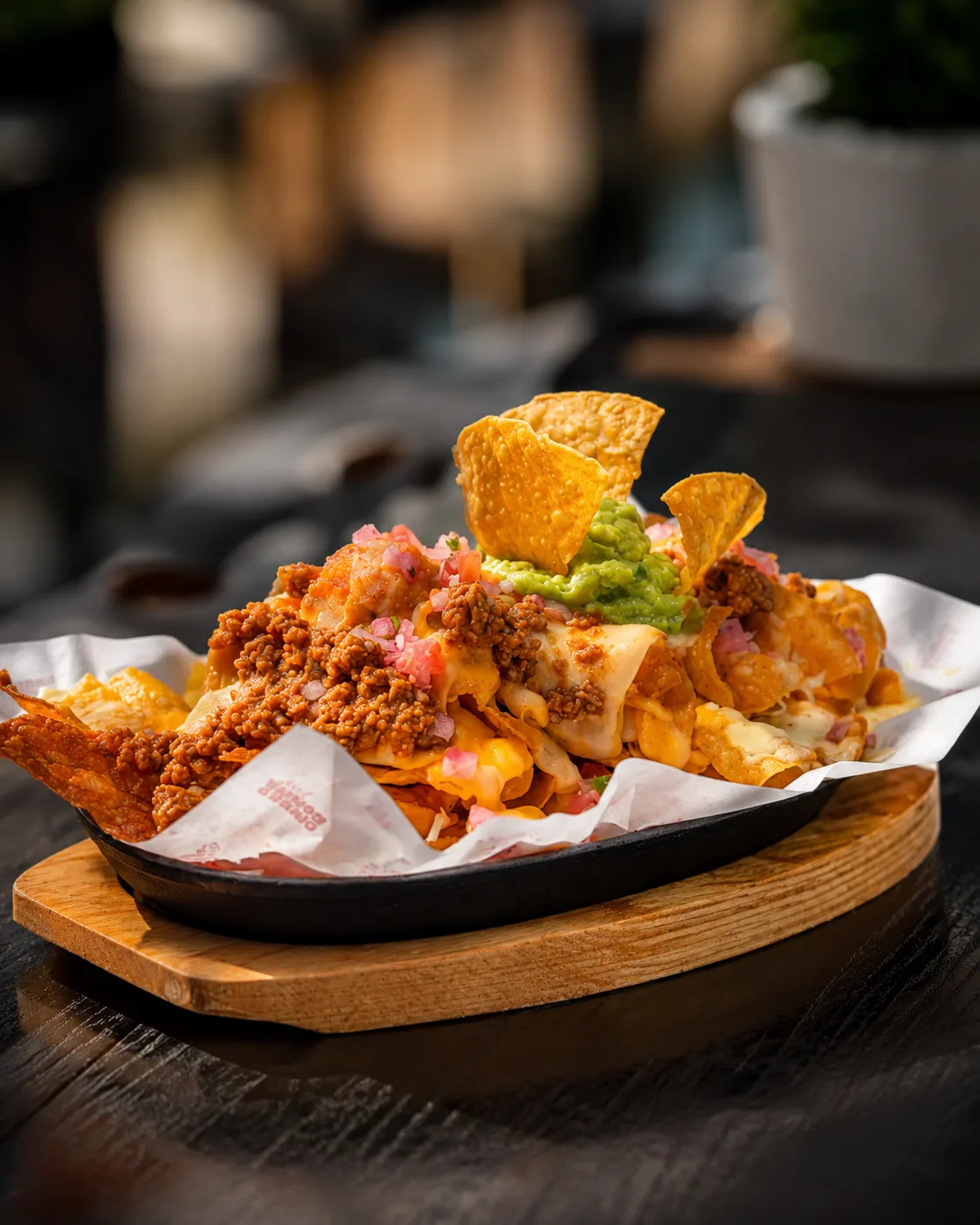 Nachos caseros con guacamole 100% casero, servidos en tabla