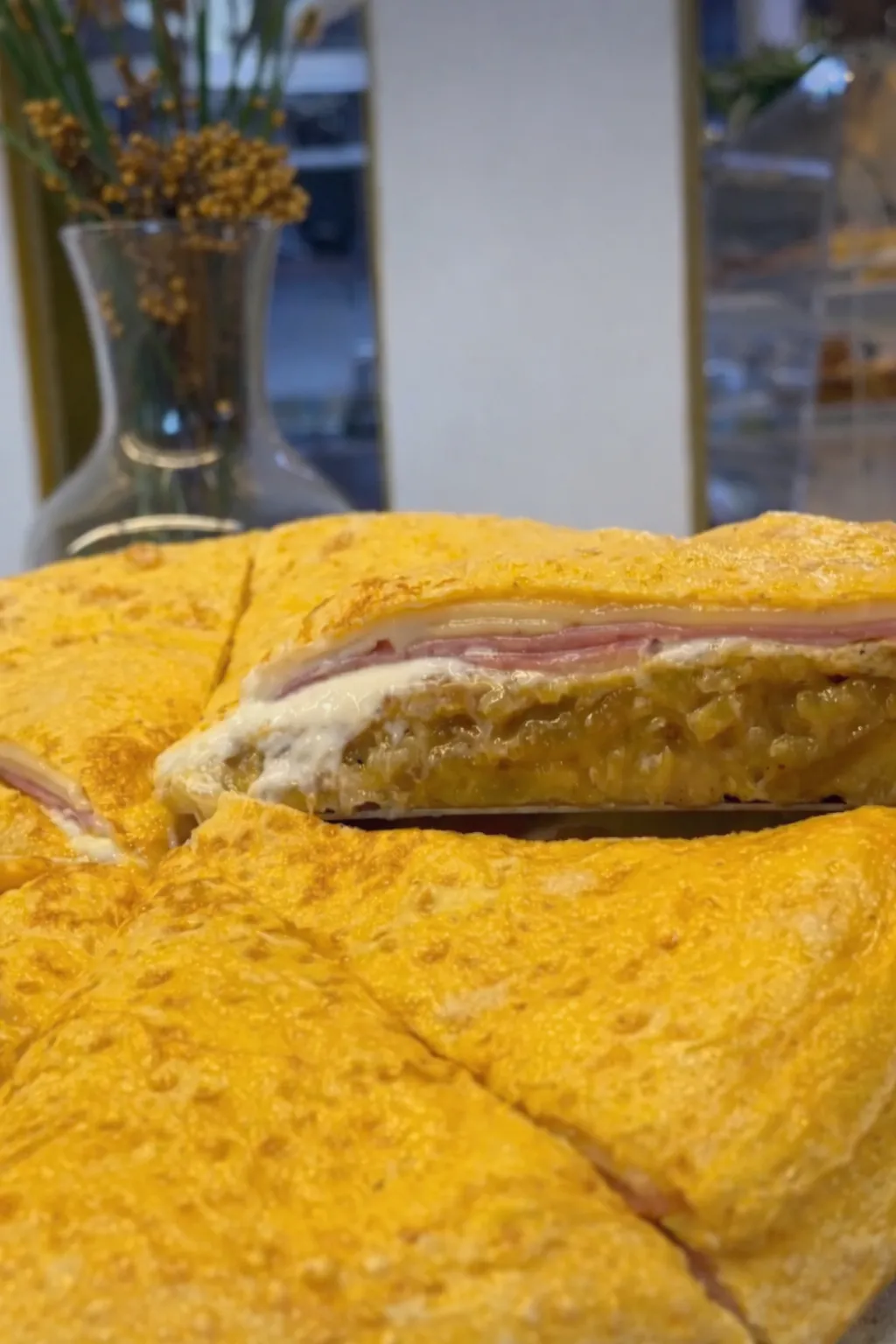 Tortilla rellena casera cortada