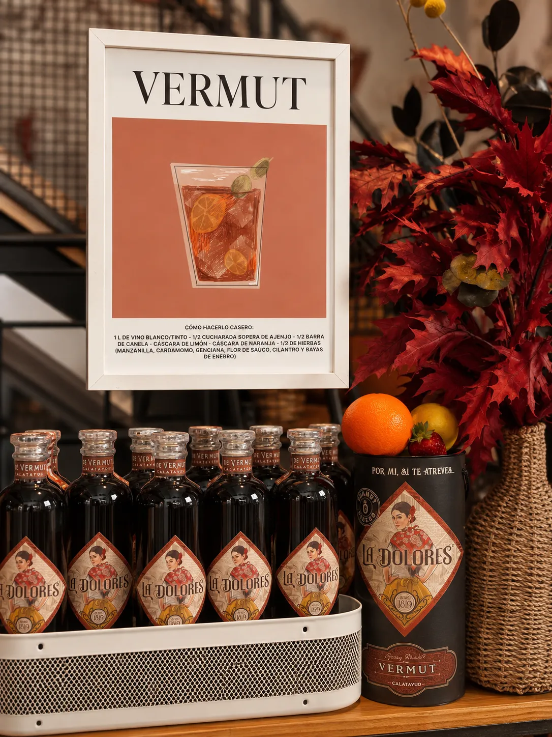 Botellas de vermut La Dolores alineadas en la barra