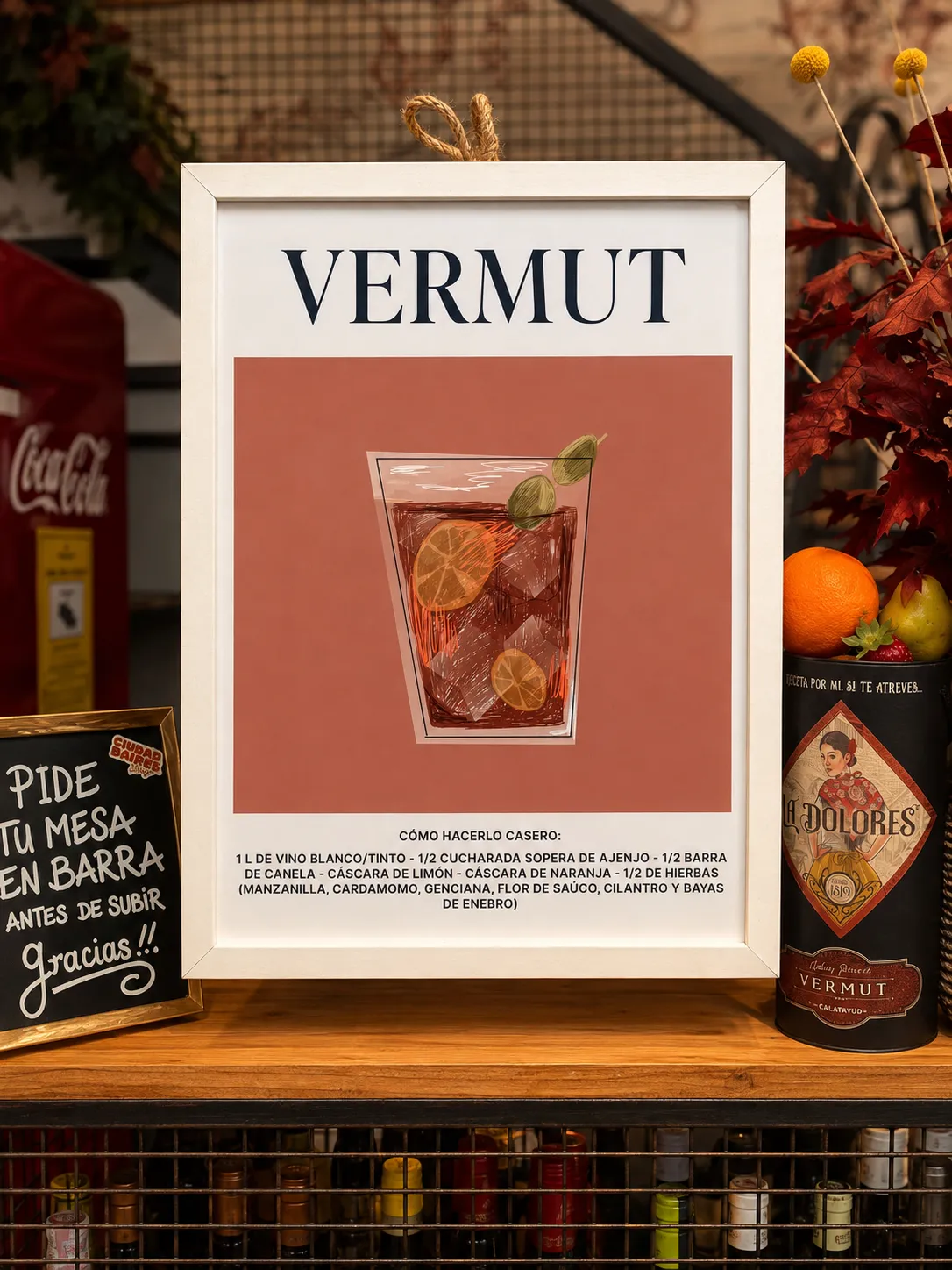 Cartel del vermut en la barra de Ciudad Bonita Plaza, junto a las botellas de vermut La Dolores